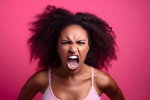 ai genererad arg ung vuxen afrikansk amerikan kvinna skrikande, huvud och axlar porträtt på rosa bakgrund. neuralt nätverk genererad fotorealistisk bild. foto