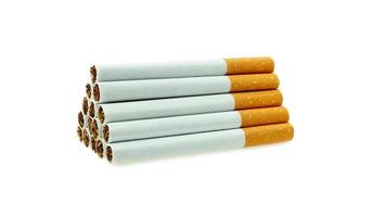 närbild en bunt av en cigarett som visas på vit bakgrund foto