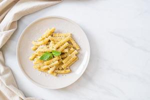 pesto rigatoni pasta med parmesanost