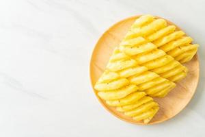 färsk ananas skivad på tallriken foto