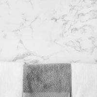 svartvita handdukar marmor bakgrund foto