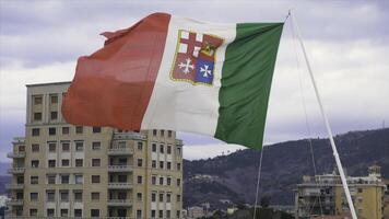 flagga av Italien mot de bakgrund av de gammal katedral. stock. italiensk flagga i de vind utvecklas foto