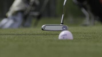 golfspelare slå golf skott med klubb på de kurs. träffa de boll golf foto