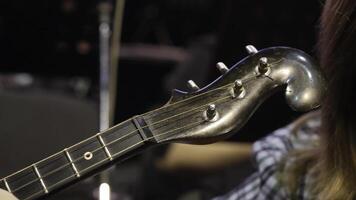 kvinna spelar musik med balalajka. livsstil begrepp. ryska instrument. folk musik ryska ensemble - kvinna spelar de balalajka foto