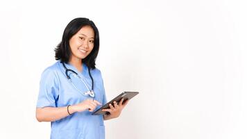 ung asiatisk kvinna läkare använder sig av läsplatta för arbete och leende isolerat på vit bakgrund foto