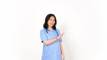 ung asiatisk kvinna läkare som visar kopia Plats isolerat på vit bakgrund foto