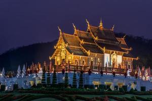 kunglig paviljongscen i skymningen i Chiang Mai, Thailand foto