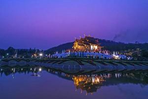 kunglig paviljongscen i skymningen i Chiang Mai, Thailand foto