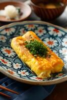 ai genererad folk stil tamagoyaki japansk omelett på mönstrad tallrik foto