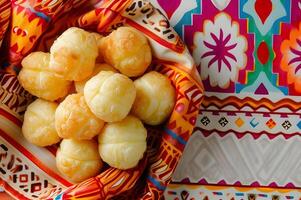 ai genererad folkinspirerad bordsduk förstärker de skönhet av brasiliansk chipa foto