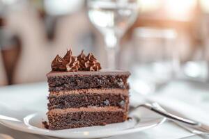 ai genererad skiva av choklad kaka eras på ett elegant middag tabell. generativ ai foto