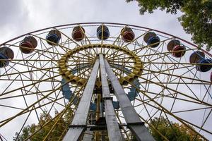 pariserhjul på hösten. attraktion i stadsparken. nedifrån och upp. foto