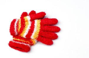 julstickade röda handskar isolerad på vit bakgrund med plats för text foto