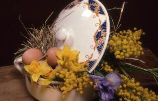en skål fylld med ägg och blommor foto