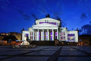 berlin, Tyskland, 2021 - berlin konsert hall och schiller monument under de festival av lampor, gendarmän fyrkant, unter håla lind, berlin, Tyskland foto