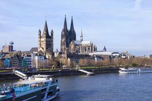 Köln, Tyskland, 2014 - bra helgon Martin kyrka och cologne katedral, norr Rhen Westfalen, Tyskland foto