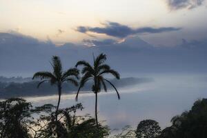 skön se över madre de dios flod på solnedgång, puerto maldonado, peru foto