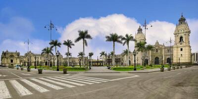 basilika storstads katedral av lima, ärkebiskop plats och regering palats, torg de armas, lima, peru foto