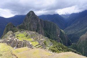 machu picchu, förstörd stad av de incas med montera huayana picchu, andes cordilleria, urubamba provins, cusco, peru foto