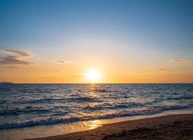 landskap horisont synpunkt panorama sommar hav strand ingen vind Vinka Häftigt Semester lugna kust solnedgång himmel ljus orange gyllene kväll dag tid se lugna natur tropisk skön hav vatten resa foto