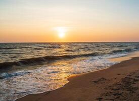 landskap horisont synpunkt panorama sommar hav strand ingen vind Vinka Häftigt Semester lugna kust solnedgång himmel ljus orange gyllene kväll dag tid se lugna natur tropisk skön hav vatten resa foto