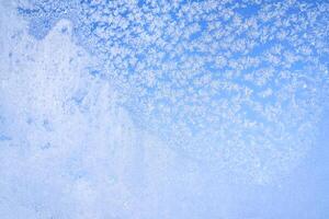 abstrakt vinter- bakgrund. frost på en frysta fönster mot de blå himmel. foto