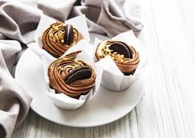 chokladmuffins på tallrik foto