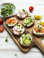 smörgåsar med friska grönsaker och mikrogrönsaker foto