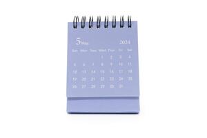 enkel blå skrivbord kalender för Maj 2024 isolerat på vit bakgrund. kalender begrepp med kopia Plats. foto