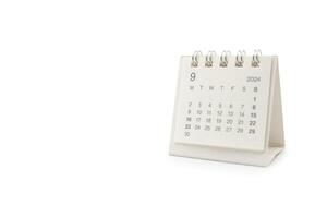 enkel skrivbord kalender för september 2024 isolerat på vit bakgrund. kalender begrepp med kopia Plats. klippning väg. foto