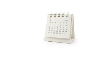 enkel skrivbord kalender för augusti 2024 isolerat på vit bakgrund. kalender begrepp med kopia Plats. klippning väg. foto