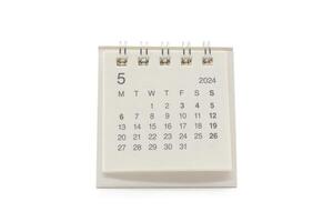 enkel skrivbord kalender för Maj 2024 isolerat på vit bakgrund. kalender begrepp med kopia Plats. klippning väg. foto