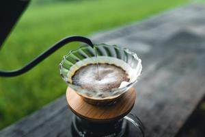 dropp kaffebryggare på träbord foto