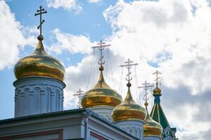 kupoler av ortodoxa kyrkan. gyllene kors av ryska kyrkan. helig plats för församlingsmedlemmar och böner för själens frälsning. foto