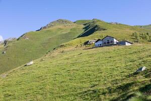 panorama av italiensk alps med blå himmel och moln. lugna landskap, lugn naturskön se. foto