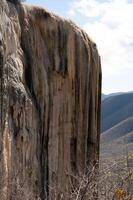 flicka på topp av en vit berg med blå sjöar och fjädrar i mexico hierve del agua foto