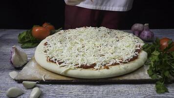 kock framställning en pizza. ram. pizza plats. mat förberedelse. pizza kock. kock kasta pizza deg i kommersiell kök. framställning pide deg förbi stänga upp manlig händer i bakverk kök. foto