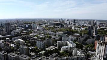 en miljoner människor dagtid stad tagen från en helikopter. stock antal fot. en skön landskap på de europeisk stad Centrum Nästa till de flod och byggd upp med enorm ny kontor. foto