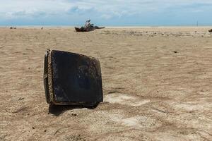 de gammal tv resterna var vänster på de strand. foto