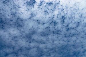 blå himmel med vitt moln foto