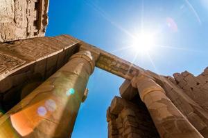 antika kolumner i ett karnak-tempel i luxor