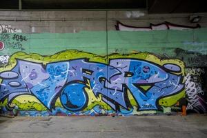 wien, österrike, 5 februari, 2014 - vy på graffiti på väggen i wien. staden wien med projekt wienerwand wienna wall erbjuder unga konstnärer från graffitiscenen juridiska områden för sin konst. foto