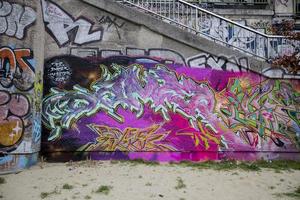 wien, österrike, 5 februari, 2014 - vy på graffiti på väggen i wien. staden wien med projekt wienerwand wienna wall erbjuder unga konstnärer från graffitiscenen juridiska områden för sin konst. foto