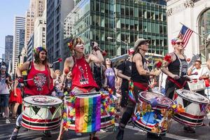 new york, usa, 25 juni, 2016 - oidentifierade personer vid dykmarsch i new york. denna mestadels lesbiska ledda protestmarsch hölls först i Washington den 24 april 1993 foto