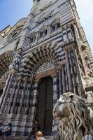 Genua, Italien, 2 juni 2015 - Oidentifierade personer vid Genua -katedralen i Italien. Genua Cathedral är en romersk katolsk katedral tillägnad Saint Lawrence och är säte för ärkebiskopen i Genua.