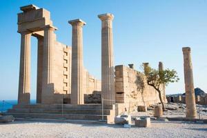 naturskön utsikt över Akropolis på Lindos, Rhodos, Grekland på en solig dag foto