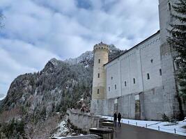 ingång torn ofneuschwanstein med snöig berg räckvidd i de bakgrund foto