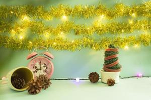 minimalistisk konceptidé som visar produkter. kosmetiska flaskor på jul- och nyårsbakgrund. tallblomma, lampa foto