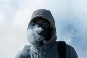 ai genererad man bär en gas mask stående runt om rök med generativ ai foto