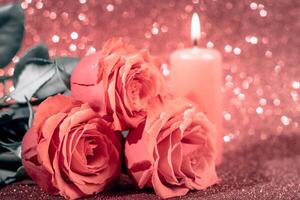 alla hjärtans dag romantiskt kort. bukett rosor och ett ljus på rosa bakgrund. foto